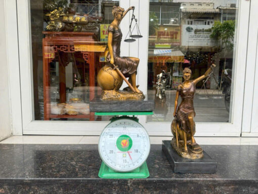 Tượng đồng nữ thần công lý ngồi - Ảnh 2